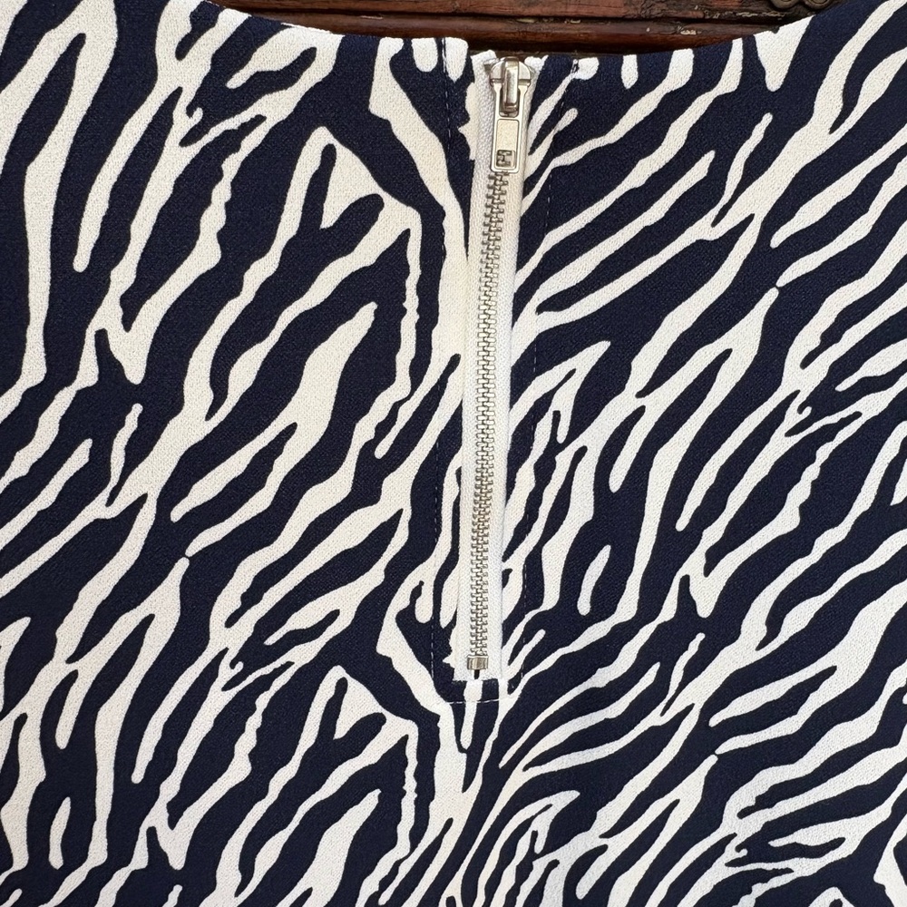 MELLODAY Blue and White Zebra Print Short Sleeve Top NWOT Size M - Picture 3 of 6